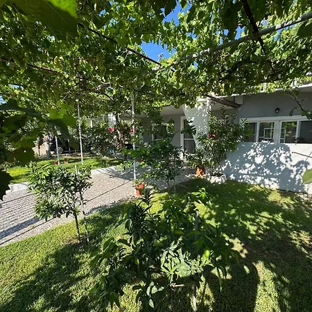 Quiet Detached House Family-friendly بيت للعطل *