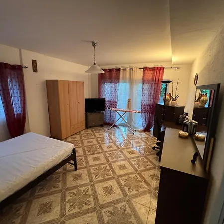 Quiet Detached House Family-friendly بيت للعطل