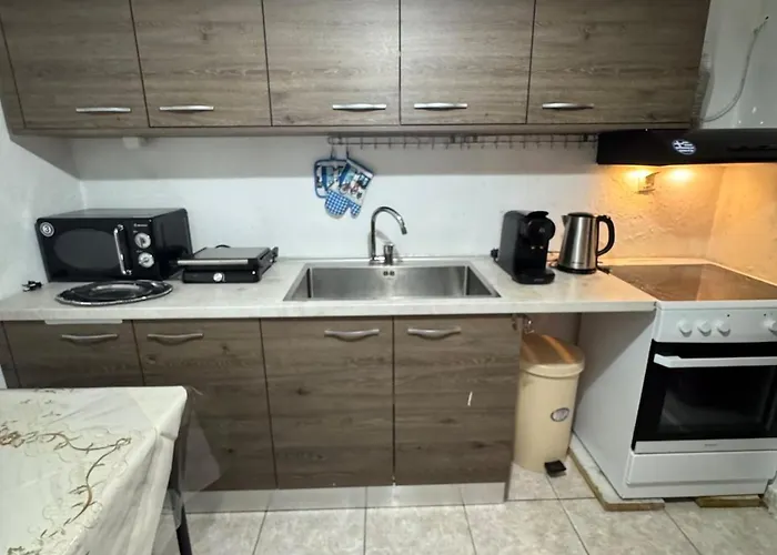 Quiet Detached House Family-friendly بيت للعطل *