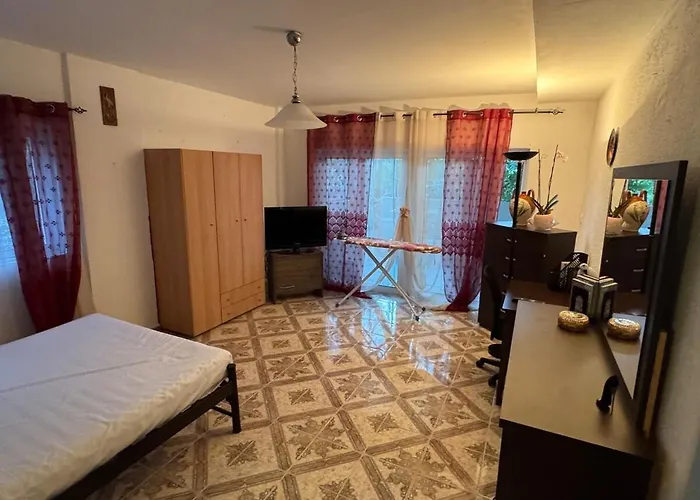 Quiet Detached House Family-friendly بيت للعطل