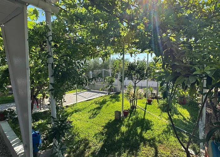 Quiet Detached House Family-friendly بيت للعطل